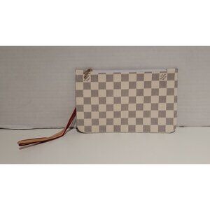 Checkered Wristlet in White and greyish Tan